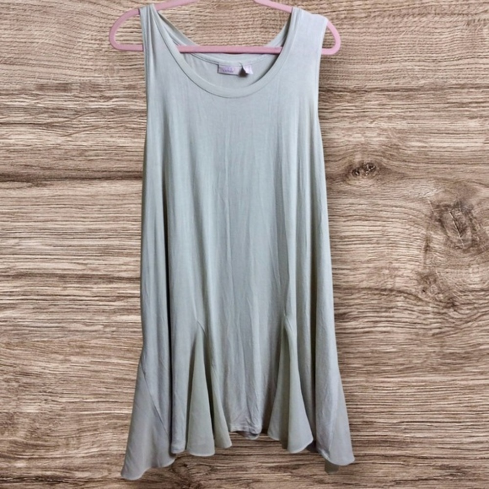 🎈3/$20! 
Lori Goldstein logo layers tan/cream flowy tank . Asymmetrical. 1X.
